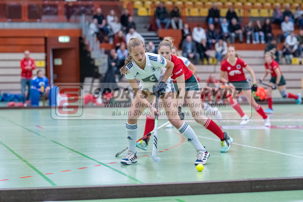 HK_20221126_101686 | 1. Bundesliga ( Halle ) Damen Crefelder HTC - Düsseldorfer HC am 27.11.2022 Crefelder HTC, Krefeld , Sophia Schwabe ( Düsseldorfer HC #18 ) , Hebert Myrthe ( Crefelder HTC #71 )