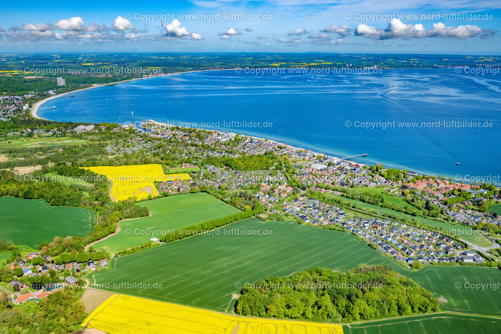 Timmendorf_ELS_3978150522 | TIMMENDORFER STRAND 15.05.2022 Ortsansicht der Straßen und Häuser der Wohngebiete in Timmendorfer Strand an der Ostsee- Küste im Bundesland Schleswig-Holstein. // Town View of the streets and houses of the residential areas in Timmendorfer Strand  at the coast of the Baltic Sea in the state Schleswig-Holstein. Foto: Martin Elsen