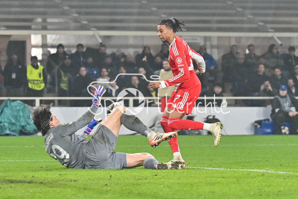 Atalanta Bergamo - FC Bayern München | BERGAMO, ITALY - 10. MARCH:  Michael OLISE (FC Bayern Munich 17) with a Chance to Score - saved bei Marco CARNESECCHI (Atalanta Bergamo 29) during the UEFA Champions League match between Atalanta Bergamo vs. FC Bayern Munich on first leg of round of 16 at New Balance Arena