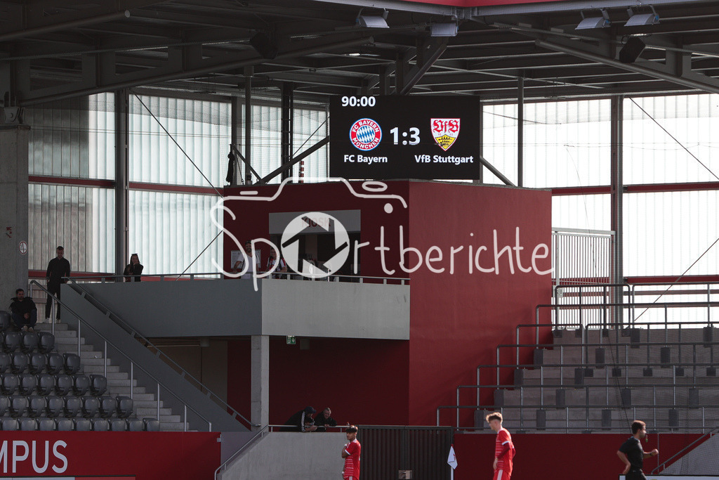 FC Bayern Muenchen U19 - VfB Stuttgart U19 | Der Endstand in der Bundesliga Partie zwischen dem FC Bayern und dem VfB Stuttgart vor 300 Zuschauern am Campus