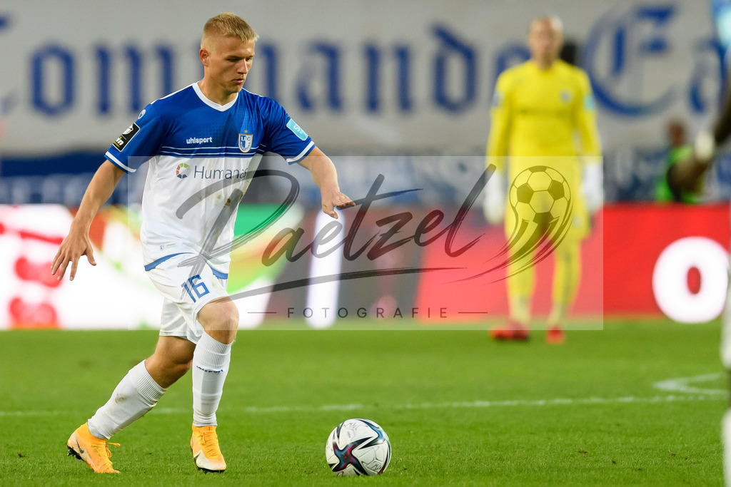 FCMFCK20210904_245 | Fussball, Herren: Andreas Mueller (1. FC Magdeburg) in Aktion, am Ball, Einzelaktion beim Spiel der 3. Liga zwischen 1. FC Magdeburg und 1. FC Kaiserslautern in der MDCC-Arena am 04.09.2021 in Magdeburg, Deutschland.DFB / DFL REGULATIONS PROHIBIT ANY USE OF PHOTOGRAPHS AS IMAGE SEQUENCES AND/OR QUASI-VIDEO. - Realisiert mit Pictrs.com