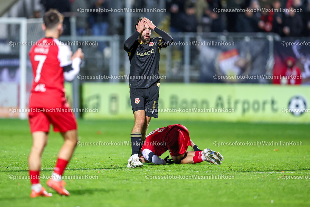 FCVK22112402105 | 22.11.2024, Fußball, FC Viktoria Köln – Energie Cottbus, 3.Liga, Sportpark Höhenberg, 15. Spieltag, Saison 2024 2025: Gelb Rot Platzverweis - Dominik Pelivan (Cottbus #5) bekommt für sein Foul an Florian Engelhardt (Viktoria Köln #16) die Gelb Rote KarteDFB regulations prohibit any use of photographs as image sequences and or quasi-video.