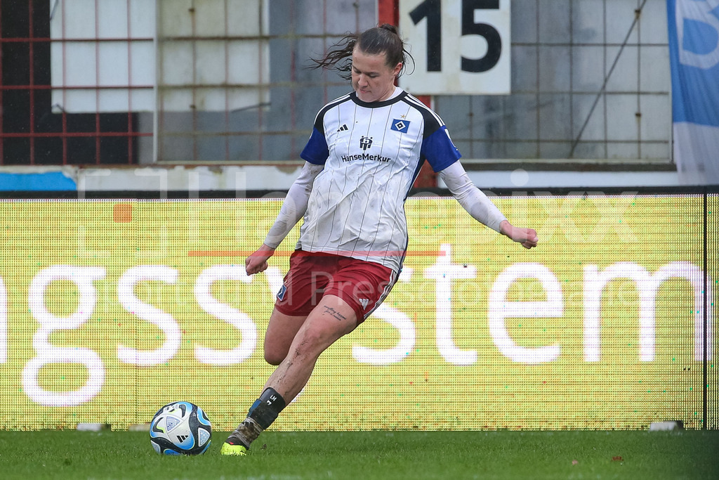 Fussball, 2. Frauen-Bundesliga, SV Meppen - Hamburger SV | v.li.: Larissa Mühlhaus (Hamburger SV, 7) am Ball, Freisteller, Einzelbild, Ganzkörper, Aktion, Action, Spielszene, DIE DFB-RICHTLINIEN UNTERSAGEN JEGLICHE NUTZUNG VON FOTOS ALS SEQUENZBILDER UND/ODER VIDEOÄHNLICHE FOTOSTRECKEN. DFB REGULATIONS PROHIBIT ANY USE OF PHOTOGRAPHS AS IMAGE SEQUENCES AND/OR QUASI-VIDEO.