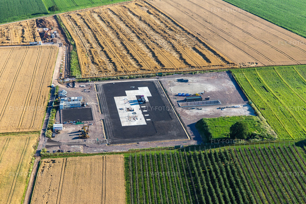 Baustelle des Tiefenbohrplatz V20 von Vulcan Energy am Schleidberg zur Förderung von Geothermie und Lithium https://v-er.eu/de/ | Luftbild: Baustelle des Tiefenbohrplatz V20 von Vulcan Energy am Schleidberg zur Förderung von Geothermie und Lithium https://v-er.eu/de/ in Insheim im Bundesland Rheinland-Pfalz in Deutschland. Foto: IMG_142445.jpg vom 09.07.2024 durch Werner Riehm/FLY-FOTO.de - Realisiert mit Pictrs.com