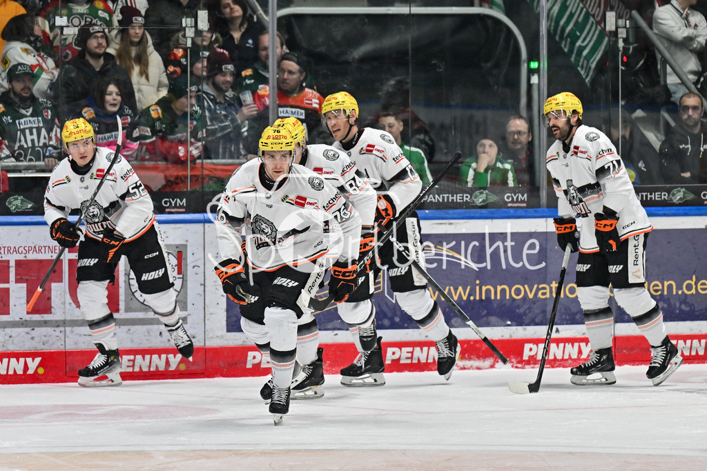 Augsburger Panther - Löwen Frankfurt  | Jubel der Gaeste nach dem Treffer zum 0-1 durch Daniel WIRT (Löwen Frankfurt #76) / Freude / Happy / Tor / Torschuetze / DEL: Augsburger Panther - Loewen Frankfurt, Curt Frenzel Stadion am 12.01.2025