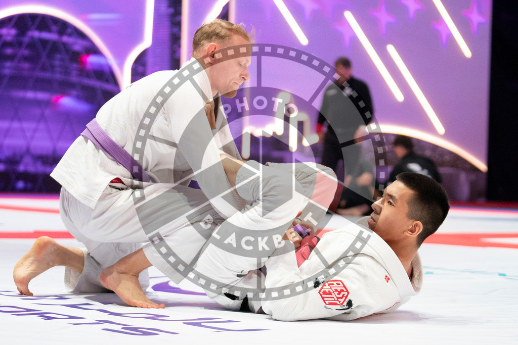 20231109PBB4999 | Fighters compete during the AJP World Professional Championship in the Mubadala Arena in Abu Dhabi, Arab United Emirates, on November 9, 2023.
