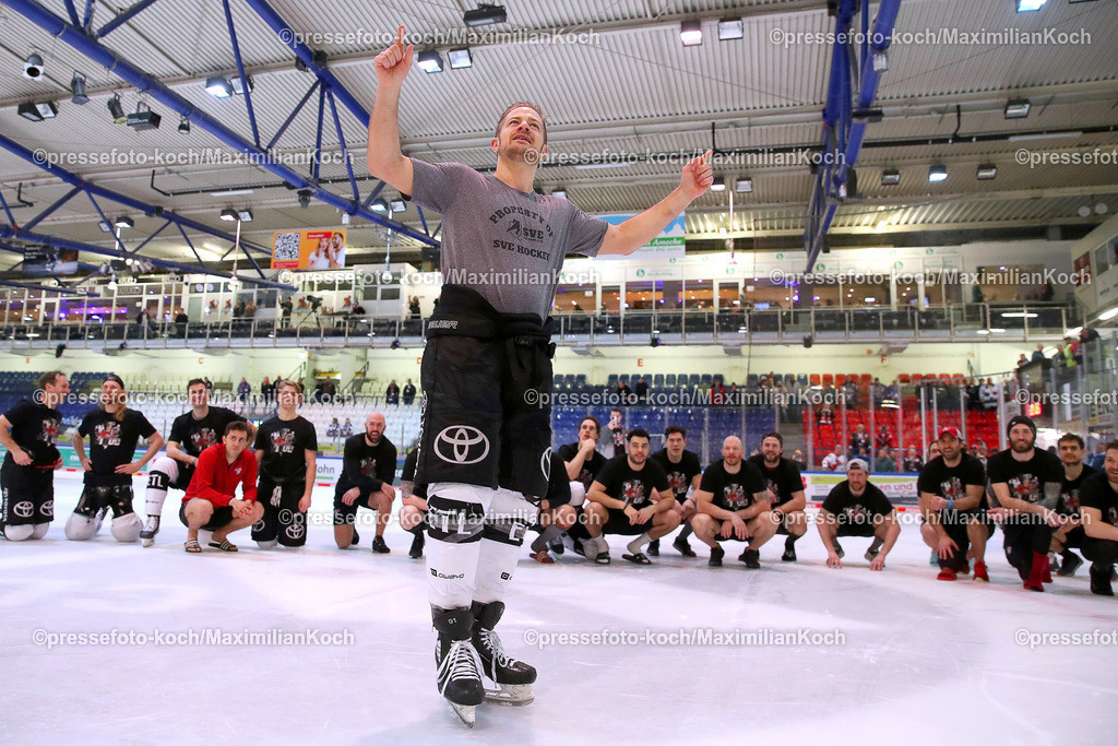 IecDEL24022302120 | Iserlohn, 24.02.2023, Eishockey, Penny DEL, 56. Spieltag, Balver Zinn Arena, Iserlohn Roosters - Kölner Haie: Moritz Müller von Kölner Haie feiert sein 1000. Spiel in der DEL nach dem 8:2 Sieg in Iserlohn mit den Fans und lässt sich feiern