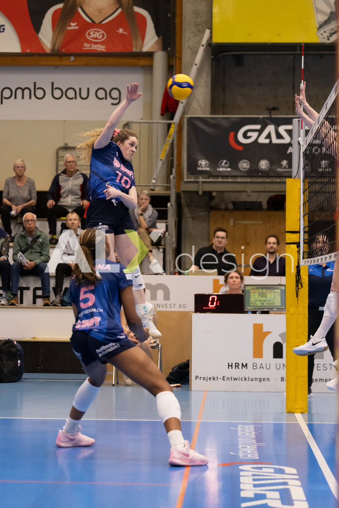 Volleyball I Frauen I Saison 2025-2026 I Volleyball NLA | Women I 1/2 Finals I  VC Kanti Schaffhausen - Sm'Aesch Pfeffingen I 07.03.2026 | 10 Jillian Gillen (USA) (Sm'Aesch Pfeffingen) – Außenangriff - Realisiert mit Pictrs.com