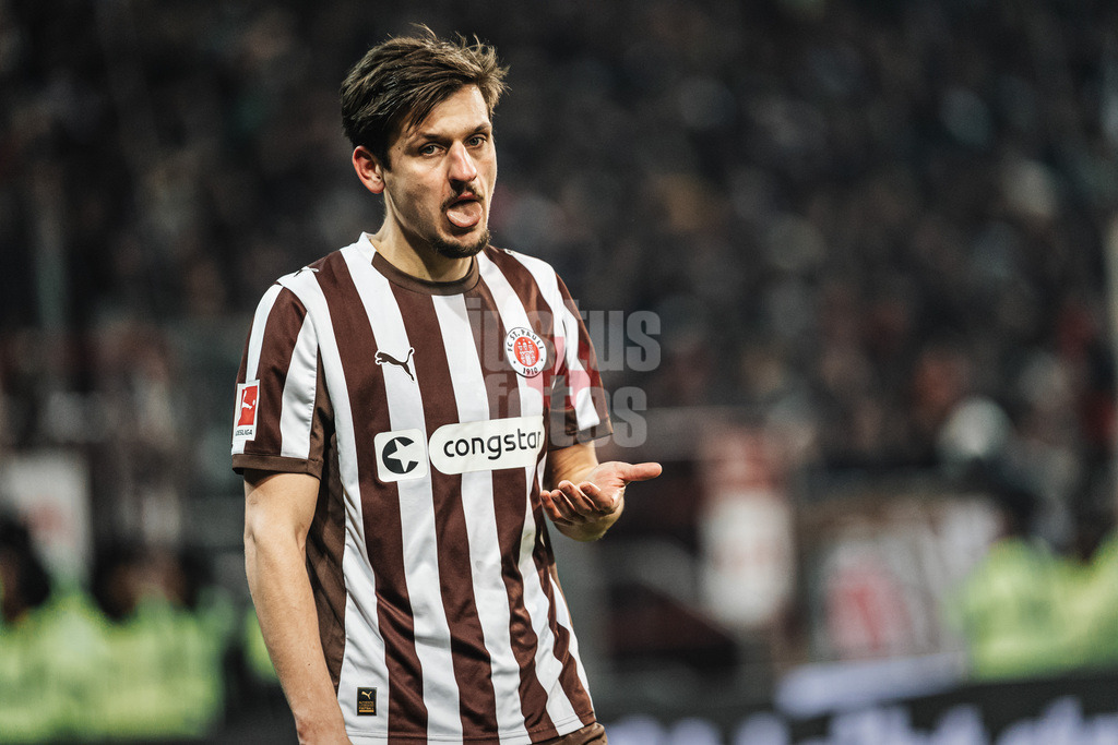 Fußball | Männer | Saison 2025/2026  | Fußball-Bundesliga | 19. Spieltag | FC St. Pauli vs. Hamburger SV | 23.01.2026 | Adam Dzwigala (#25, FC St. Pauli) bekommt einen Ball ins Gesicht