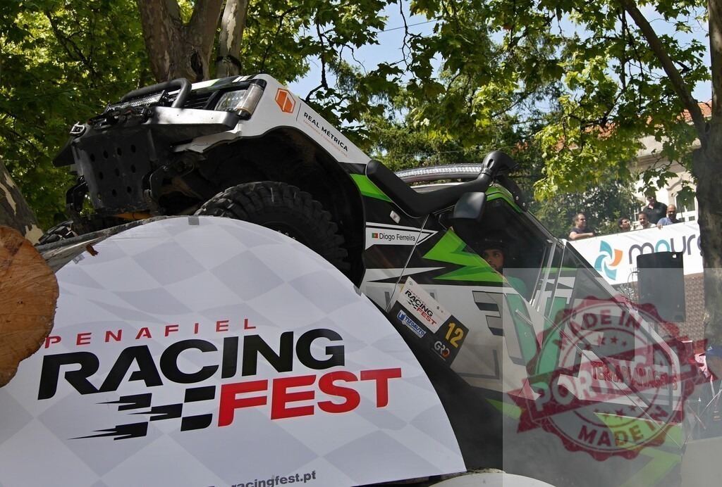 Off-road vehicle climbing steep incline at Penafiel Racing Fest | Modified 4x4 vehicle participating in an off-road challenge during Penafiel Racing Fest - Realized with Pictrs.com