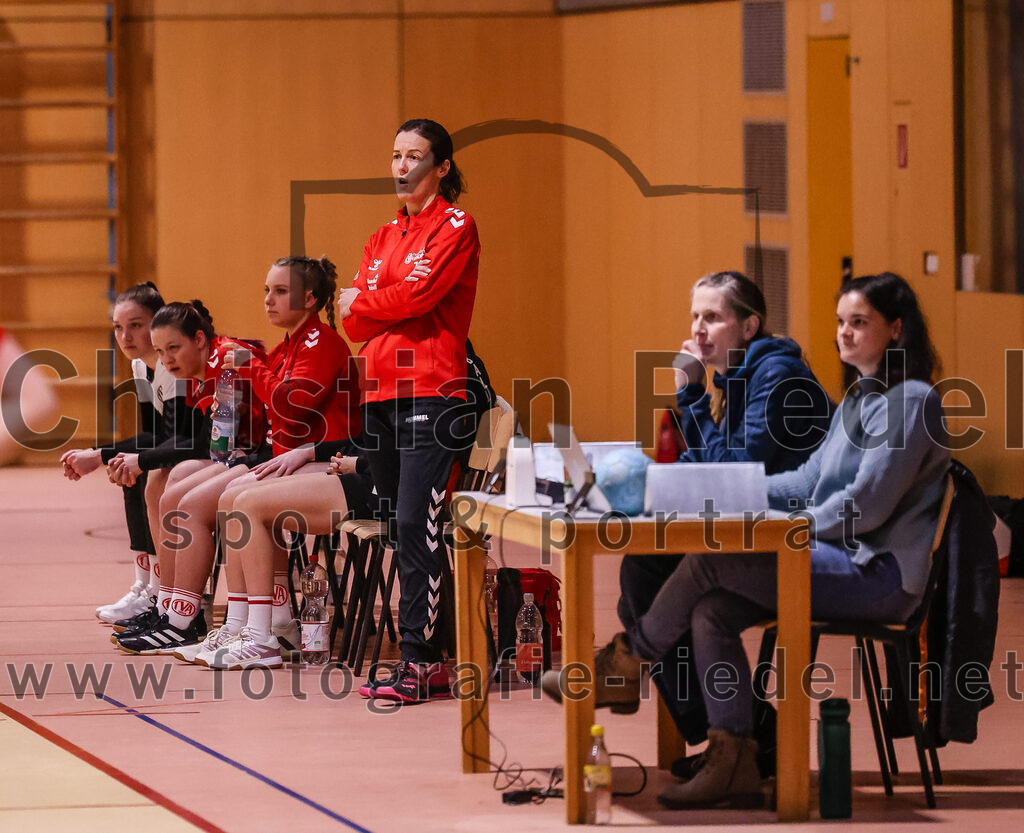 2025-01-18_009_SpVgg_Altenerding_gegen_TV_Altoetting | Erding, Deutschland, 18.01.2025:Handball, Bezirksoberliga Frauen Altbayern 2024 / 2024, 11. Spieltag, SpVgg Altenerding gegen TV Altötting, Endergebnis: 19:24Trainerin Gudrun Zimmerer (TV Altötting)Foto: Christian Riedel / fotografie-riedel.net