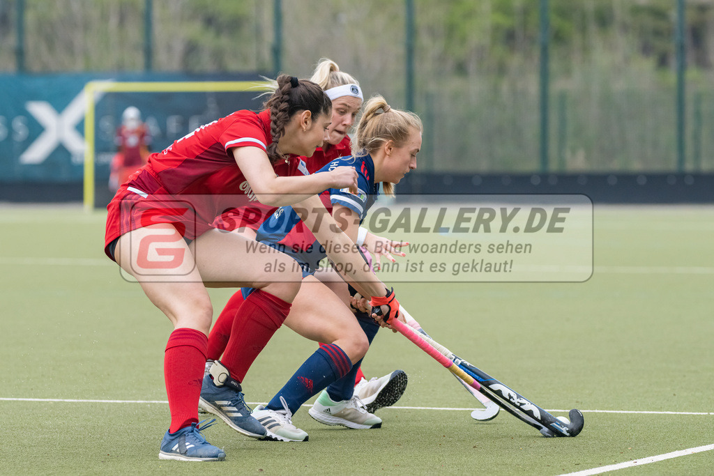 HK_20230416_107021 | 1. Bundesliga Damen Düsseldorfer HC - Rot-Weiss Köln am 16.4.2023 DHC Düsseldorf, Düsseldorf , Fee Mazkour ( Rot-Weiss Köln #24 ) , Sara Strauss ( Düsseldorfer HC #11 ) , Reuten Katharina ( Rot-Weiss Köln #14 )