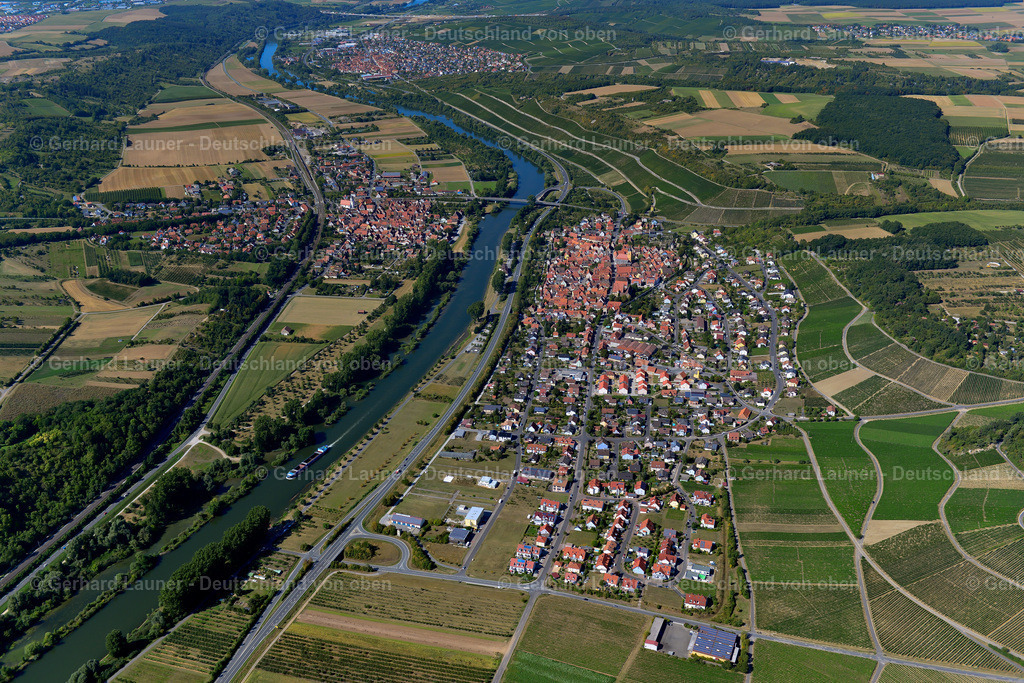 3650335 | SOMMERHAUSEN 31.08.2016 Stadtgebiet mit Außenbezirken und Innenstadtbereich am Rand von landwirtschaftlichen Feldern und Ackerflächen in Sommerhausen im Bundesland Bayern, Deutschland // Urban area with outskirts and inner city area on the edge of agricultural fields and arable land in Sommerhausen in the state Bavaria, Germany Foto: Gerhard Launer