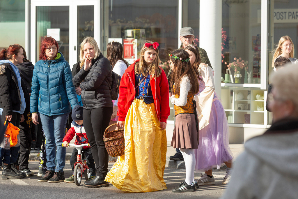 Umzug2025-055_9732 | Fotostrecke: FASCHINGSUMZUG 2025 in Loosdorf. 22 Masken(gruppen)-Teilnehmer: Loosdorfer Vereine, Wirtschaftstreibende, Gemeindeabordnungen sowie Kreditinstitute. rund 700 Besucher entlang der Hauptstrasse. Veranstaltungs-Sicherung durch Mannschaft der FF-Loosdorf mit schwerem Gerät. Maskenprämierung am EKZ-Platz durch Bgm. Thomas Vasku in den Kategorien: Bester Festwagen (Fa. gkonzept-Groissenberger; Beste Personengruppe-ASK-Loosdorf; Beste Einzelperson; Weiteste Anreise-FF Schollach;