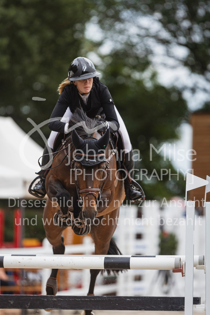 240614_Lemwerder_S1-Springen-502 | Deine schönsten Turniermomente als professionelle Fotos! Entdecke hochwertige Pferdesport-Fotografie im Online-Shop. Jetzt Fotos finden & bestellen!