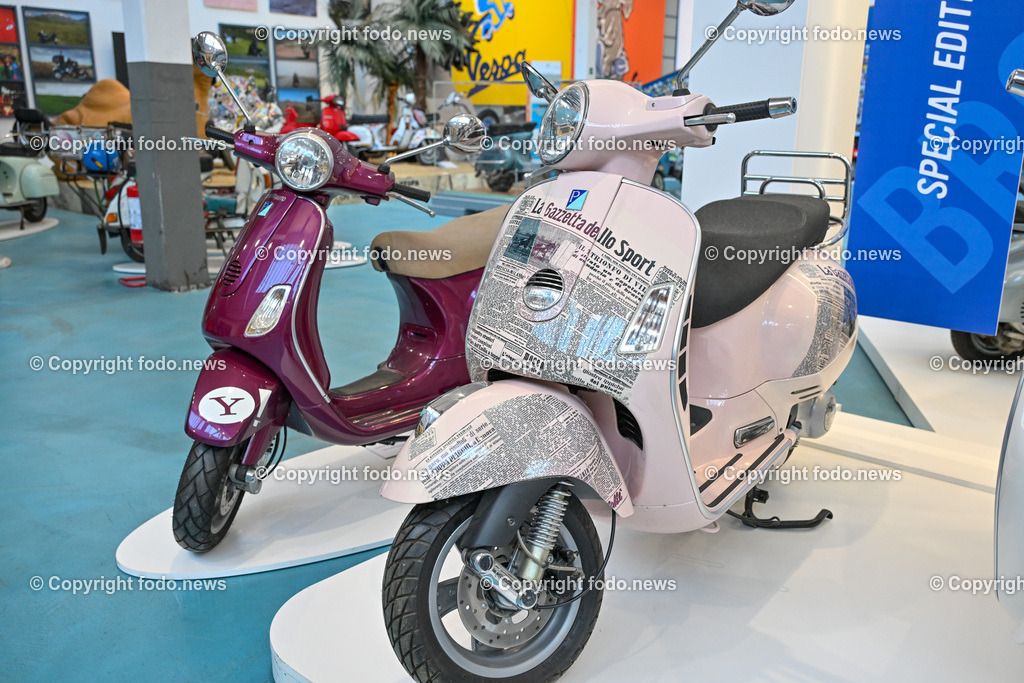 Italien_ Toskana_ Provinz Pisa_ Pontedera_ Vespa_ 29.05.2024-29 | 29.05.2024, Italien, ITA, Toskana, Pontedera im Bild Piaggio, Vespa, Museum

Piaggio ist ein italienischer Fahrzeughersteller mit Sitz in Pontedera. Das Unternehmen produziert verschiedene Mofas und Motorroller, unter anderem die Vespa, das Lastendreirad Ape sowie den Kleintransporter Porter. Zum Konzern gehören auch die Motorradmarken Aprilia, Derbi, Gilera, Laverda und Moto Guzzi. 
Quelle: Wikipedia