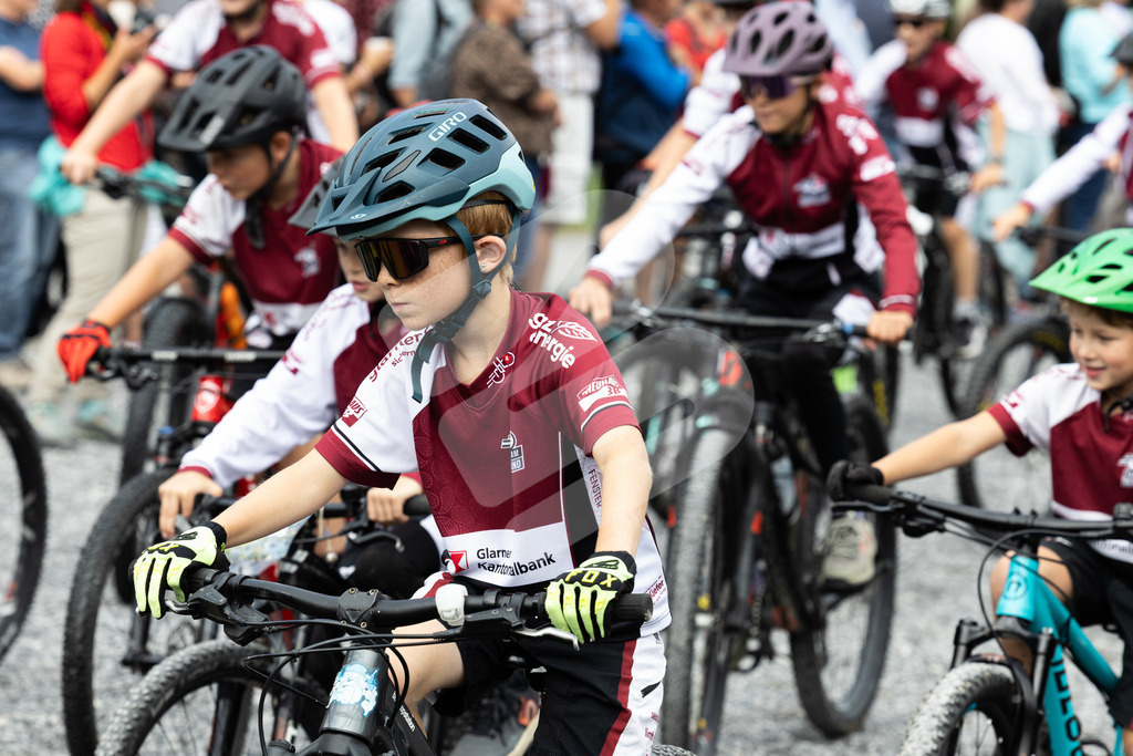 ESAF2025_Freitag_4058 | Die Schwinger des Schwyzer Kantonalen Schwingerverbandes: Fotos, die Dynamik und Leidenschaft festhalten, sowie emotionale Momente aus dem traditionellen Schwingsport zeigen. - Realisiert mit Pictrs.com