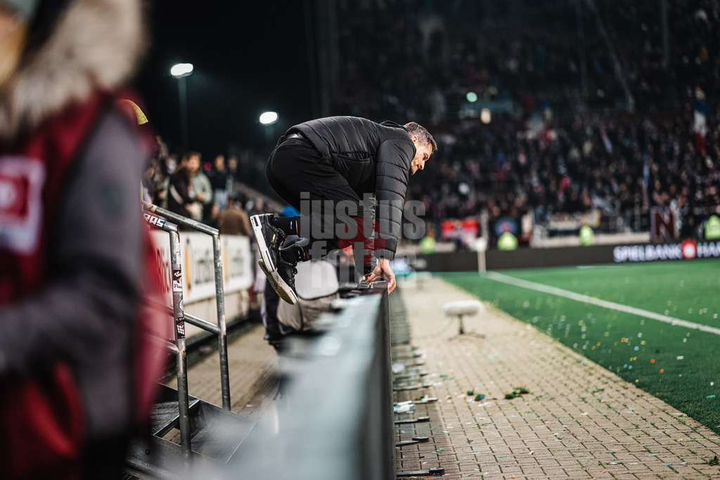 Fußball | Männer | Saison 2024/2025  | Fußball-Bundesliga | 12. Spieltag | FC St. Pauli vs. Holstein Kiel | 29.11.2024 | Trainer Alexander Blessin (FC St. Pauli) springt über die Bane