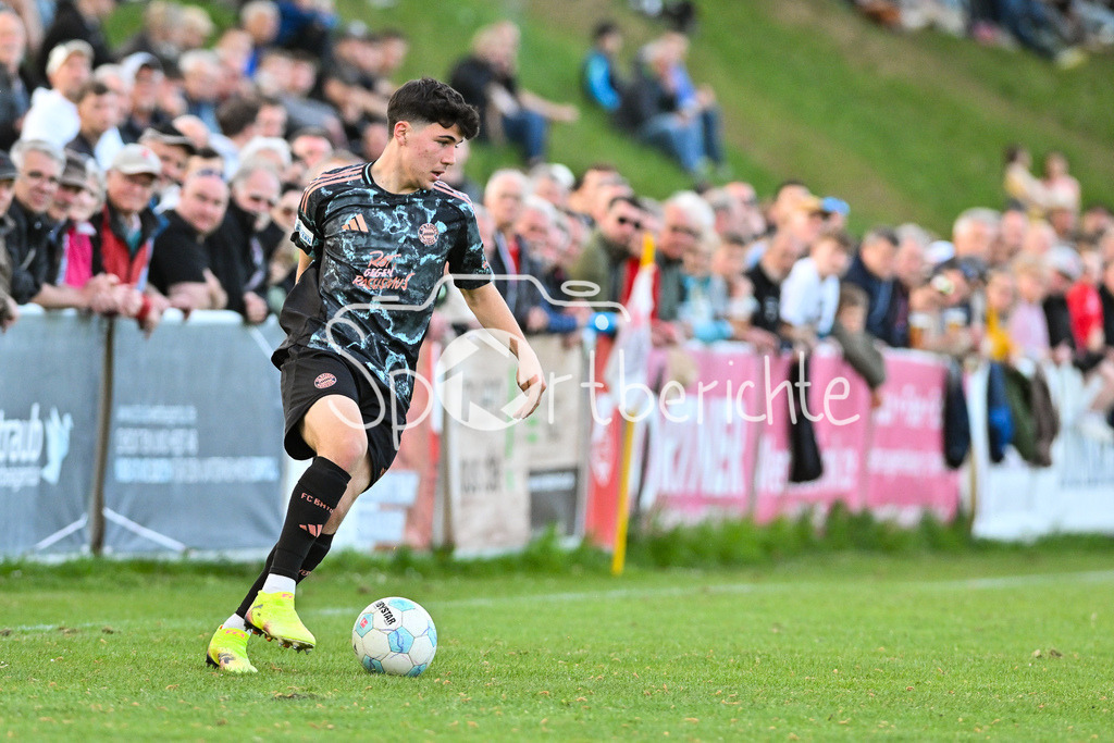 TSV Aubstadt - FC Bayern Amateure | am Ball Felipe CHAVEZ (FC Bayern München II #8) / Einzelfoto / Freisteller / Regionalliga Bayern: TSV Aubstadt - FC Bayern Muenchen II, NGN-Arena am 23.04.2025