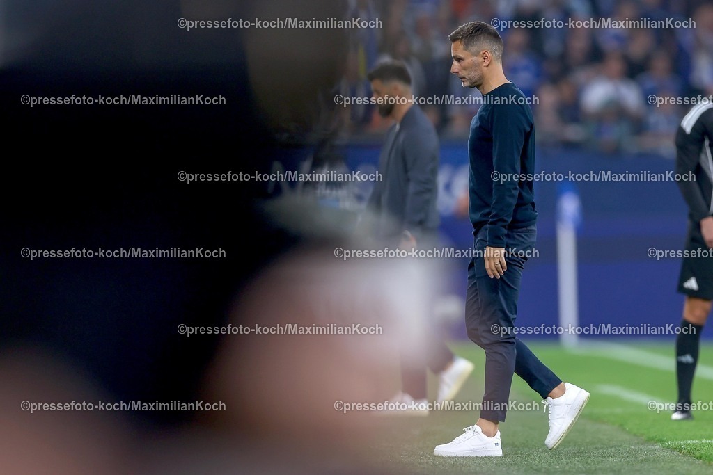 S0401082501080 | 01.08.2025, Fußball, FC Schalke 04 - Hertha BSC, 1.Spieltag, 2. Fußball Bundesliga, Veltins-Arena Gelsenkirchen, Saison 2025 2026: Cheftrainer Stefan Leitl (Hertha BSC) enttäuscht beim verlassen des Spielfelds DFB regulations prohibit any use of photographs as image sequences and or quasi-video.