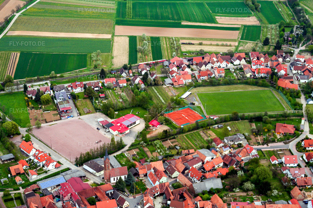 Luftbild: Sportplätze des SV Kapellen-Drusweiler und Wasgauhalle im Ortsteil Kapellen in Kapellen-Drusweiler im Bundesland Rheinland-Pfalz in Deutschland. Foto: IMG_1746.jpg vom 01.05.2006 durch Werner Riehm/FLY-FOTO.deVeranstaltungen - Wasgauhalle - Gemeinde Kapellen Drusweiler