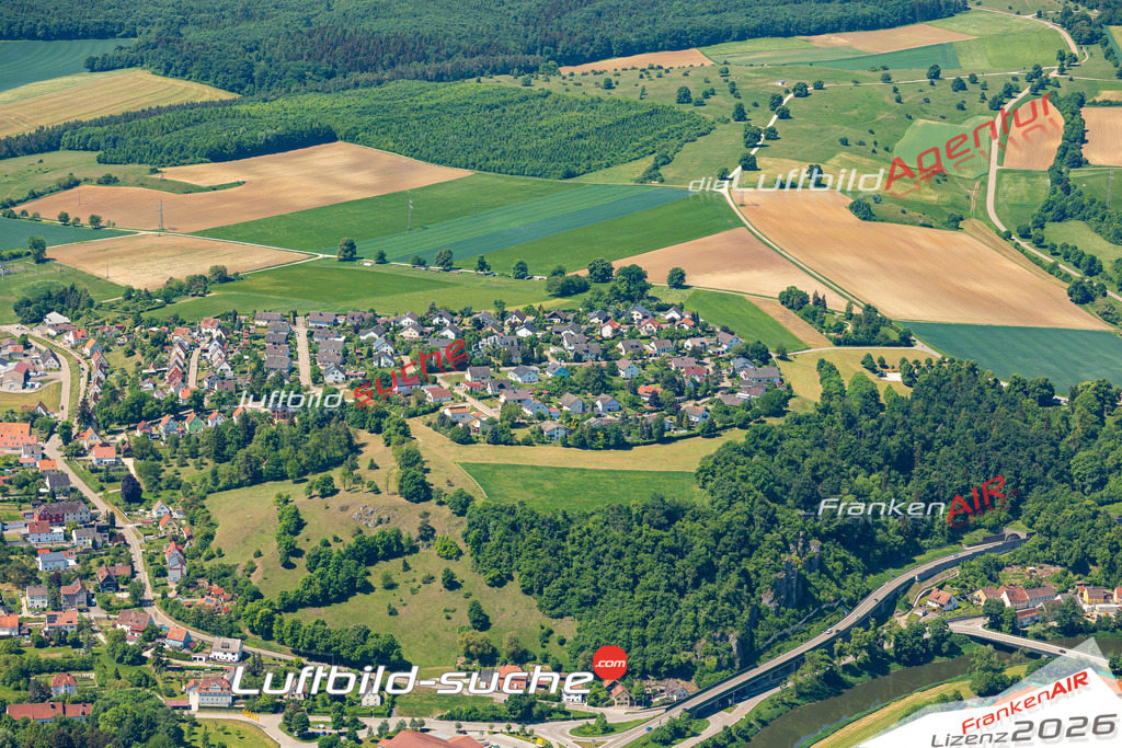 Das Luftbild der Stadt Harburg wurde 2022 vom Flugzeug heraus erstellt (keine Drohnen-Aufnahmen) Aufnahmehöhe ca.450 Meter- hohe Bildauflösung und Druck-Qualität. Garantiert!