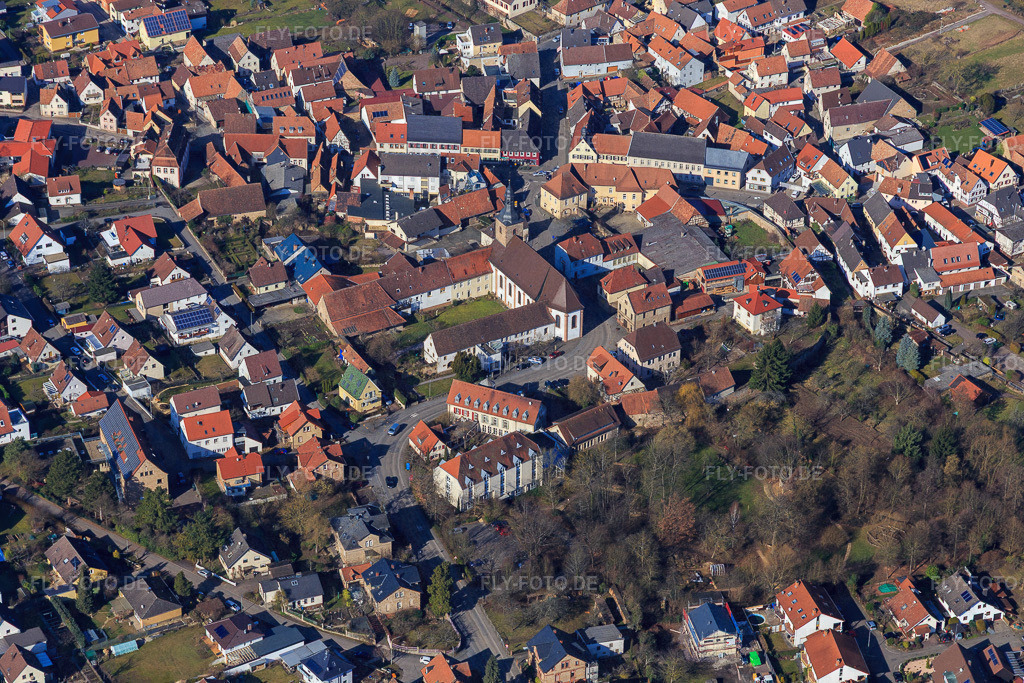 Stiftskirche Klingenmünster am Pfarrzentrum St. Michael und Hotel Stiftsgut Keysermühle https://www.pfarrei-klingenmuenster.de/ http://www.stiftsgut-keysermuehle.de/ | Luftbild: Stiftskirche Klingenmünster am Pfarrzentrum St. Michael und Hotel Stiftsgut Keysermühle https://www.pfarrei-klingenmuenster.de/ http://www.stiftsgut-keysermuehle.de/ in Klingenmünster im Bundesland Rheinland-Pfalz in Deutschland. Foto: IMG_096982.jpg vom 25.02.2017 durch Werner Riehm/FLY-FOTO.de - Realisiert mit Pictrs.com