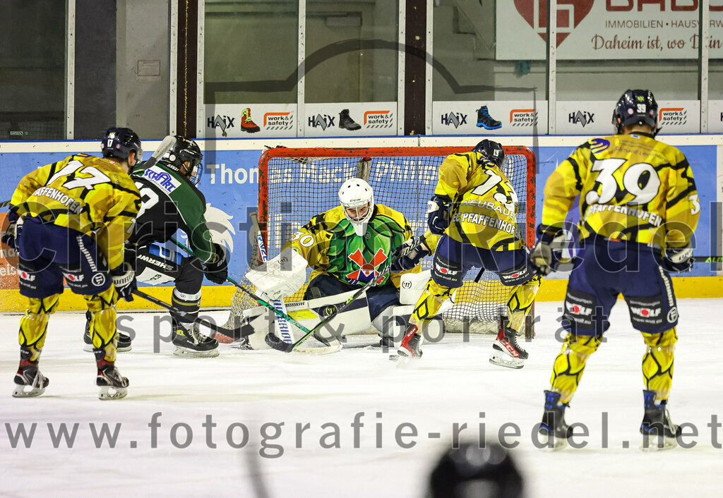 2022-12-16_028_TSV_Erding_gegen_EC_Pfaffenhofen | Erding, Deutschland, 16.12.2022:
Eishockey, Bayernliga 2022 / 2023, 21. Spieltag, TSV Erding gegen EC Pfaffenhofen, Endergebnis: 14:1

Tom Callaghan (EC Pfaffenhofen, #17), Daniel Krzizok (Erding Gladiators, #18), Torwart Hannes Kiefer (EC Pfaffenhofen, #30), Robert Neubauer (EC Pfaffenhofen, #13), Anton Münzhuber (EC Pfaffenhofen, #39)

Foto: Christian Riedel / fotografie-riedel.net