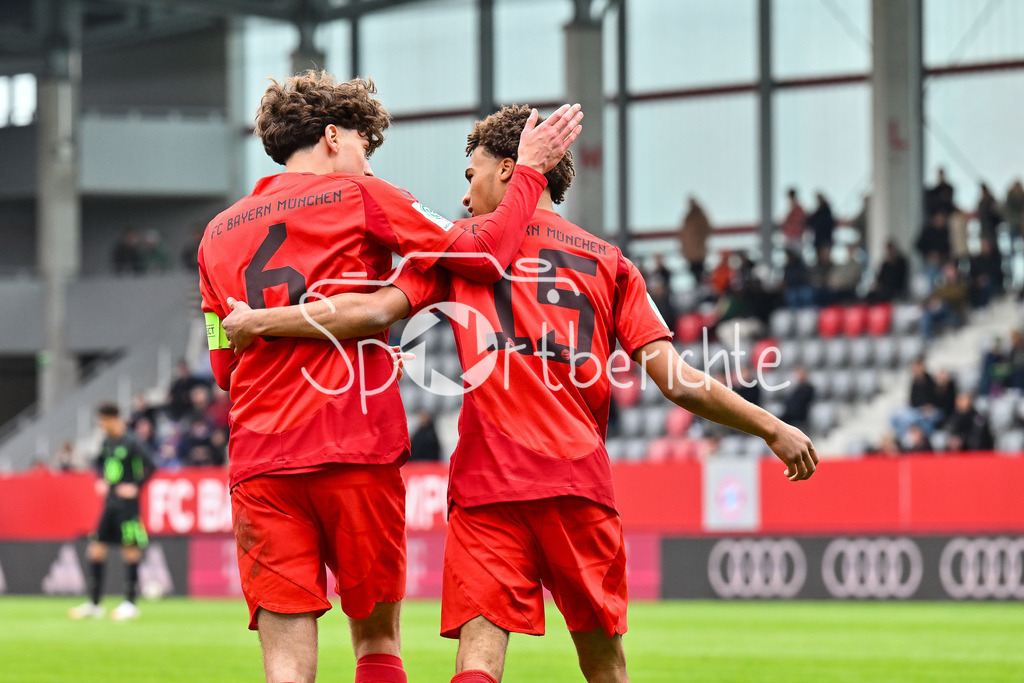 FC Bayern München U19 - VfL Wolfsburg U19 | Jubel der Bayern nach dem Treffer zum 1-0 durch Sadiki CHEMWOR (FC Bayern U19 #15) / Tor / Torschuetze / Freude / Happy / U19 DFB Nachwuchsliga Endrunde: FC Bayern Muenchen - VfL Wolfsburg, FC Bayern Campus am 26.04.2025 / David DAIBER (FCB #6)