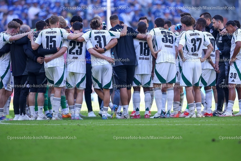 F9510052502244 | 10.05.2025, Fußball, Fortuna Düsseldorf - FC Schalke 04, 2. Fußball Bundesliga, Merkur Spiel-Arena, Saison 2024 2025: Die Schalker Mannschaft steht enttäuscht im Kreis zusammen Enttäuschung nach der NiederlageDFB regulations prohibit any use of photographs as image sequences and or quasi-video.