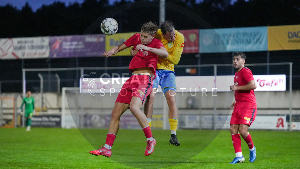 Fußball, Herren, Saison 2025/2026, Regionalliga Nordost, 8. Spieltag, FSV 63 Luckenwalde vs. FC Hertha 03 Zehlendorf, Dienstag 16.09.2025, Werner-Seelenbinder-Stadion Luckenwalde, | Fußball, Herren, Saison 2025/2026, Regionalliga Nordost, 8. Spieltag, FSV 63 Luckenwalde vs. FC Hertha 03 Zehlendorf, Dienstag 16.09.2025, Werner-Seelenbinder-Stadion Luckenwalde, Im Bild: v.l. Ben Schulz (Zehlendorf) und Simon Gollnack (Luckenwalde) - Realisiert mit Pictrs.com