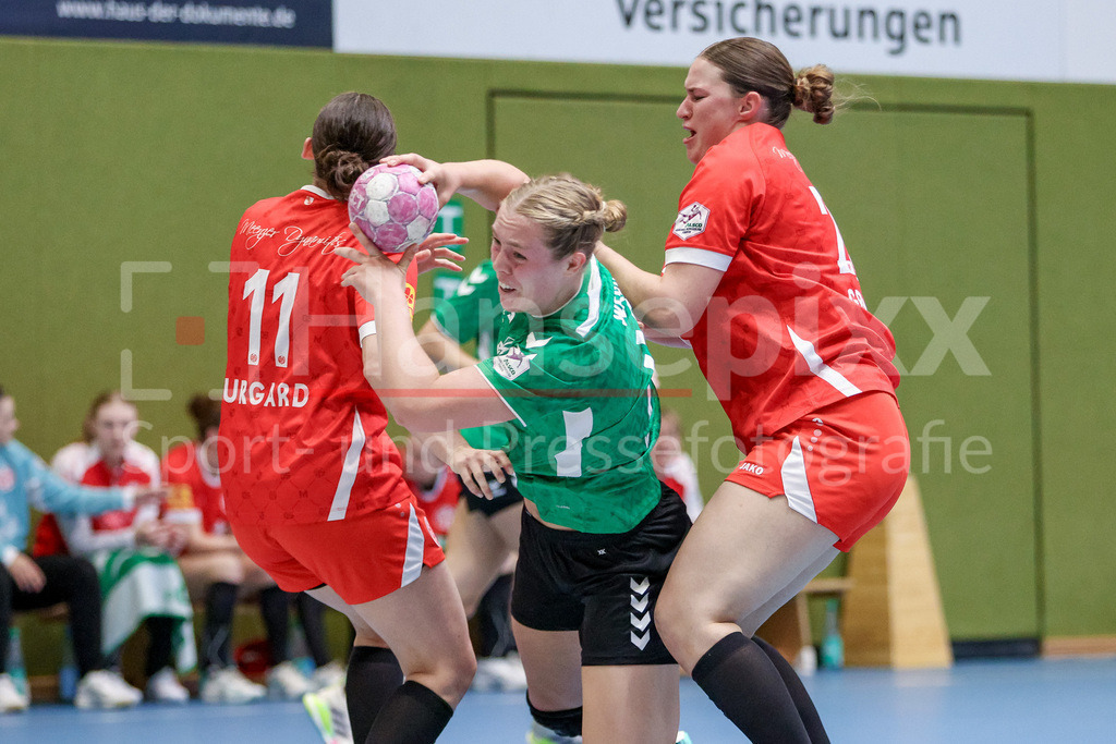 Handball, 2. Bundesliga Frauen, SV Werder Bremen - 1. FSV Mainz 05 | v.li.: Christine Burgard (1. FSV Mainz 05, 11), Heidi Warren (SV Werder Bremen, 13) und Melanie Grawe (1. FSV Mainz 05, 28) im Zweikampf, Duell, Spielszene, Aktion, Action
