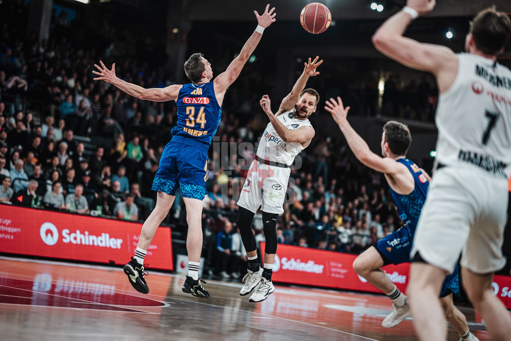 Basketball | Männer | Saison 2023/2024 | easyCredit Basketball Bundesliga | Veolia Towers Hamburg vs. Alba Berlin | 17.04.2024 | Nico Brauner (#5, Veolia Towers Hamburg) spielt einen Pass an Justin Bean (#34, Alba Berlin) vorbei