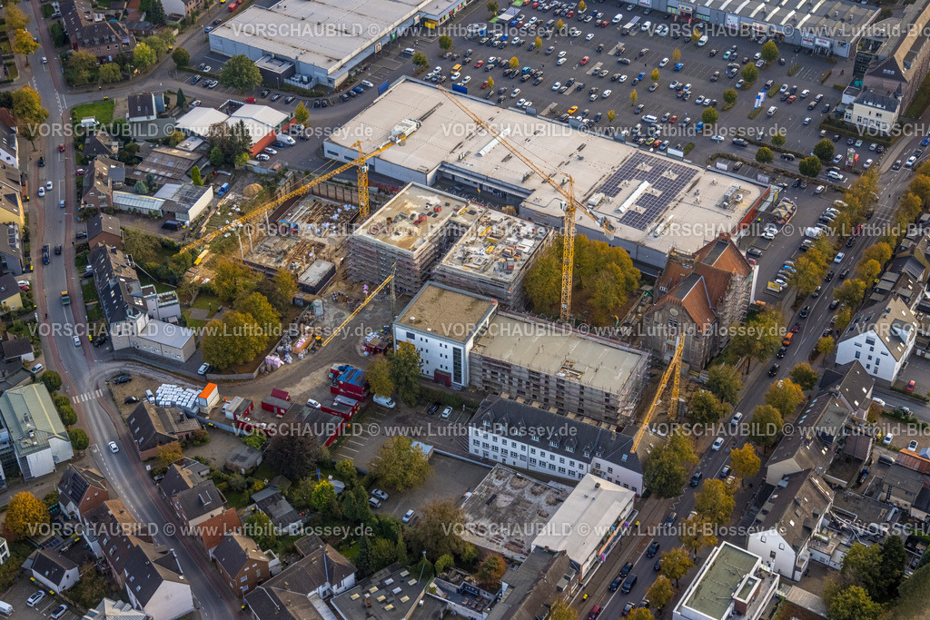 Kleve241014733 | Luftbild,  Einkaufszentrum mit Supermarkt, Modeläden, Dienstleistungen und internationaler Gastronomie an der Hoffmannallee, Parkplätze, Baustelle mit Neubau Joseph-Beuys-Gymnasium, Kleve, Niederrhein, Nordrhein-Westfalen, Deutschland
