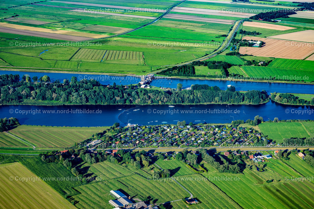 Neuhaus_Wasserski_Anlage_ELS_8465280824 | NEUHAUS (OSTE) 28.08.2024 Wasserski - Anlage " Neuhaus " in Neuhaus (Oste) im Bundesland Niedersachsen, Deutschland. // Leisure center of water skiing - racetrack " Neuhaus " in Neuhaus (Oste) in the state Lower Saxony, Germany. Foto: Martin Elsen