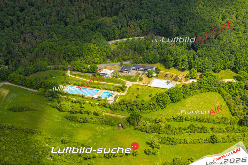 Die Luftaufnahme Freibad - Ebern wurde 2022 vom Flugzeug aus (keine Drohne) erstellt. Hohe Auflösung -für große Poster und Wandbilder geeignet - Garantiert!