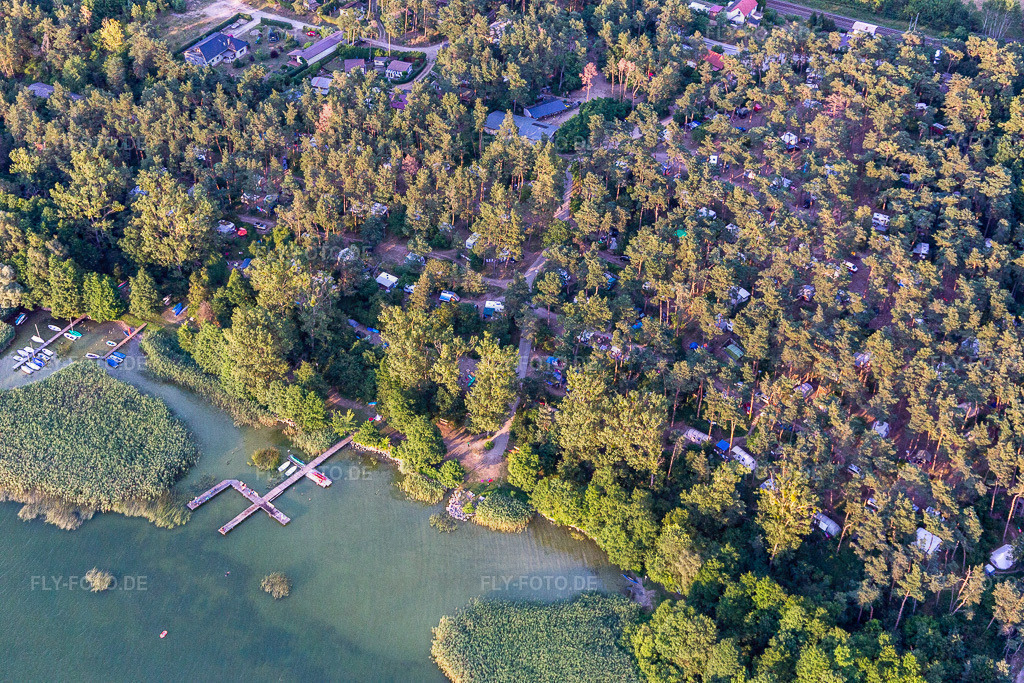 Kanu- Anlegestellen und Liegeplätze am Uferbereich des Camping am Oberuckersee | Luftbild: Kanu- Anlegestellen und Liegeplätze am Uferbereich des Camping am Oberuckersee im Ortsteil Warnitz in Oberuckersee im Bundesland Brandenburg in Deutschland. Foto: IMG_116283.jpg vom 17.07.2019 durch Werner Riehm/FLY-FOTO.de - Realisiert mit Pictrs.com