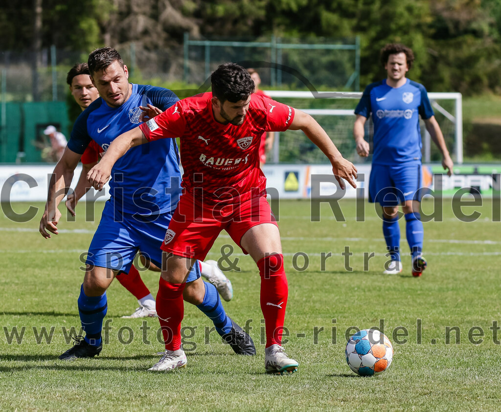 2023-07-08_034_FC_Langengeisling_gegen_TSV_Buchbach | Erding, Deutschland, 08.07.2023:
Fußball, Bezirksliga Oberbayern Ost 2023 / 2024, Testspiel, FC Langengeisling gegen TSV Buchbach, Endergebnis: 0:6

Andreas Buchberger (FC Langengeisling, #8), Sammy Ammari (TSV Buchbach, #9)

Foto: Christian Riedel / fotografie-riedel.net