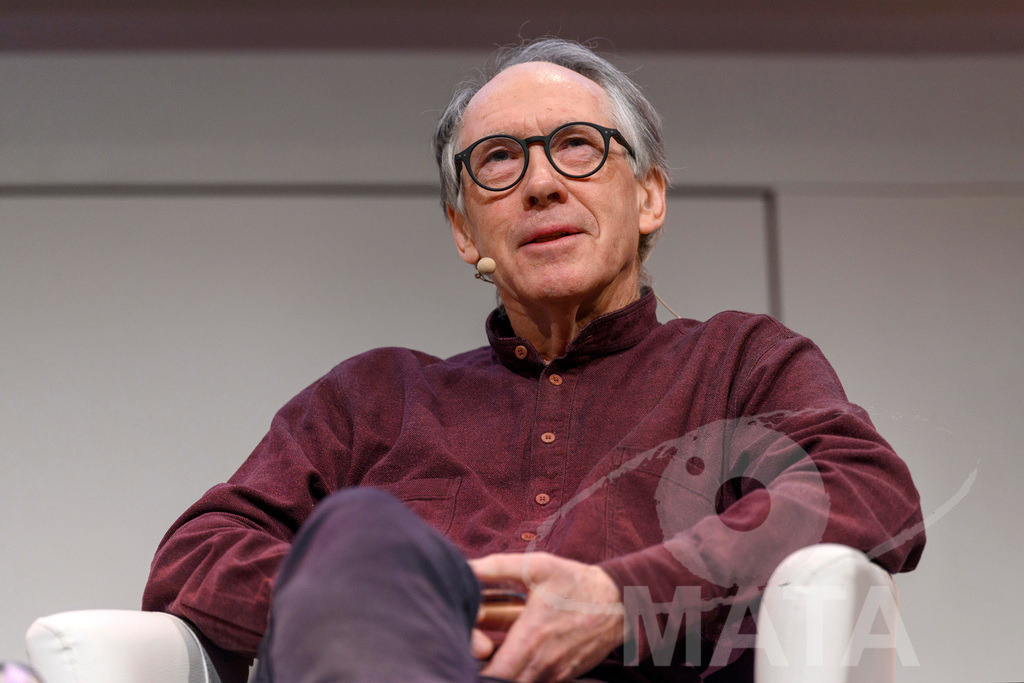 _DWA4847 | Ian McEwan bei der lit.Cologne 2023 Veranstaltung 'Ian McEwan. Ein Jahrhundertschriftsteller gibt Auskunft' in der Flora Köln.. Köln, 07.03.2023 - Realisiert mit Pictrs.com