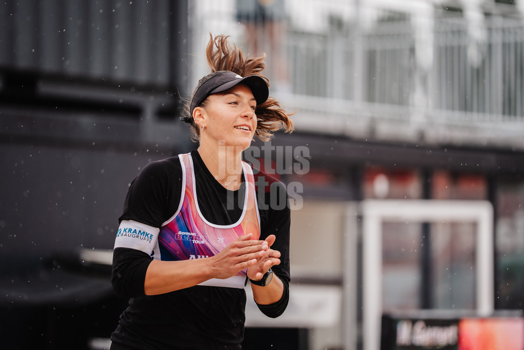 Beachvolleyball | Frauen | Allianz German Beach Tour 2025 | Tourstop Bremen | 15.06.2025 | Leonie Klinke läuft in die Arena ein