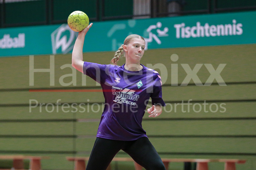 Handball, 2. Bundesliga Frauen, Training SV Werder Bremen | v.li.: Jana Lüdersen (SV Werder Bremen) beim Wurf, am Ball, Spielszene, Aktion, Action