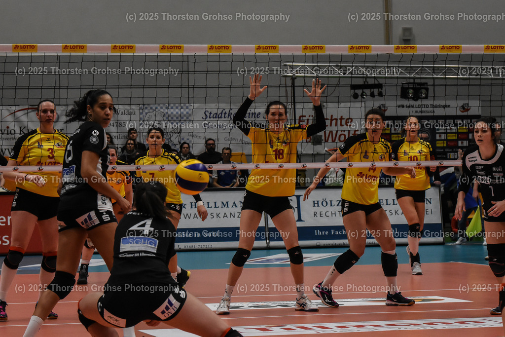 VBL VFB Suhl vs. SCHWARZ-WEISS Erfurt | (VFB Suhl) in Gelb, (Schwarz-Weiss Erfurt) in Schwarz; VBL VFB Suhl vs. SCHWARZ-WEISS Erfurt, Volleyball-Bundesliga Frauen am 17.02.2018 in der Multihalle in Meiningen, (Deutschland) - Realisiert mit Pictrs.com