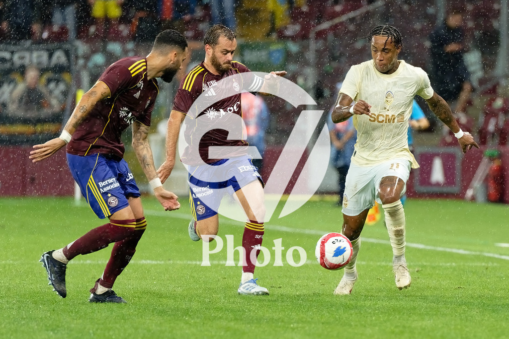 UEFA Conference League Play-offs 2nd leg - Servette FC v FC Shakhtar Donetsk | Kevin (11 FC Shakhtar Donetsk) Dylan Bronn (25 Servette FC) and Timothe Cognat (8 Servette FC) battle for the ball (duel)  during the UEFA Conference League Play-offs 2nd leg match between Servette FC and FC Shakhtar Donetsk at Stade de Geneve in Geneva, Switzerland