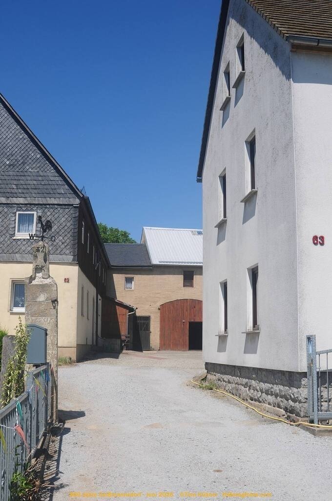 Geißmannsdorf-2026-Ortsbilder-420 | Geißmannsdorf bei Bischofswerda im Sommer 2026. Ein fotografischer Streifzug durch das Dorf Geißmannsdorf, mit Gebäuden, Straßen, Strohpuppen und geschmückten Vorgärten und Grundstücken anlässlich der 800-Jahr-Feier von Geißmannsdorf im Juni 2026 - Realisiert mit Pictrs.com