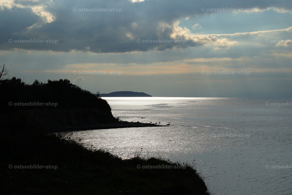 Silbrig glänzende Ostsee zwischen Rügen und Hiddensee | Westwärts geht der Blick die Steilküste von Rügen entlang bis zur Insel Hiddensee am Horizont. 