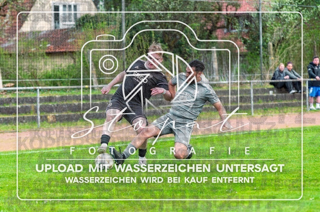 HMFGFS-1015 | Jonathan Grottke (FG Fulde-Stelllichte 2 #09) und Mahir Cheiko (Heidmark 3 #05) beim Herren 3. Kreisklasse HK Spiel zwischen Heidmark III und FG Fulde-Stellichte im Heidmarkstadion, Bad Fallingbostel (Simon Paul Stopat) - Realisiert mit Pictrs.com