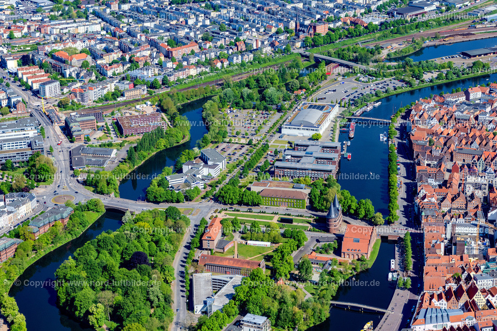 Lübeck_Holstentor_ELS_3654150522 | LüBECK 15.05.2022 Blick auf das Holstentor in der Innenstadt des Altstadt - Zentrums zwischen den Uferbereichen des Stadtgraben und der Trave am Holstentorplatz in Lübeck im Bundesland Schleswig-Holstein. // Holsten Gate in the city center of the old town - center of Luebeck in Schleswig-Holstein. Foto: Martin Elsen