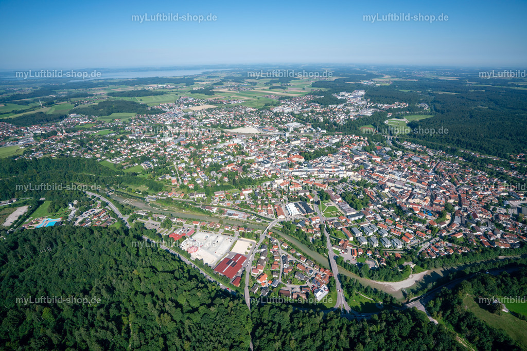 luftbild-traunstein-stadt-bruno-kapeller-13 | Luftaufnahme von Traunstein im Sommer: Über das bewaldete Trauntal mit Festplatz und Freibad geht der Blick über die ganze Stadt bis zum Chiemsee am Horizont. Aufgenommen am 8. August 2025. - Realisiert mit Pictrs.com