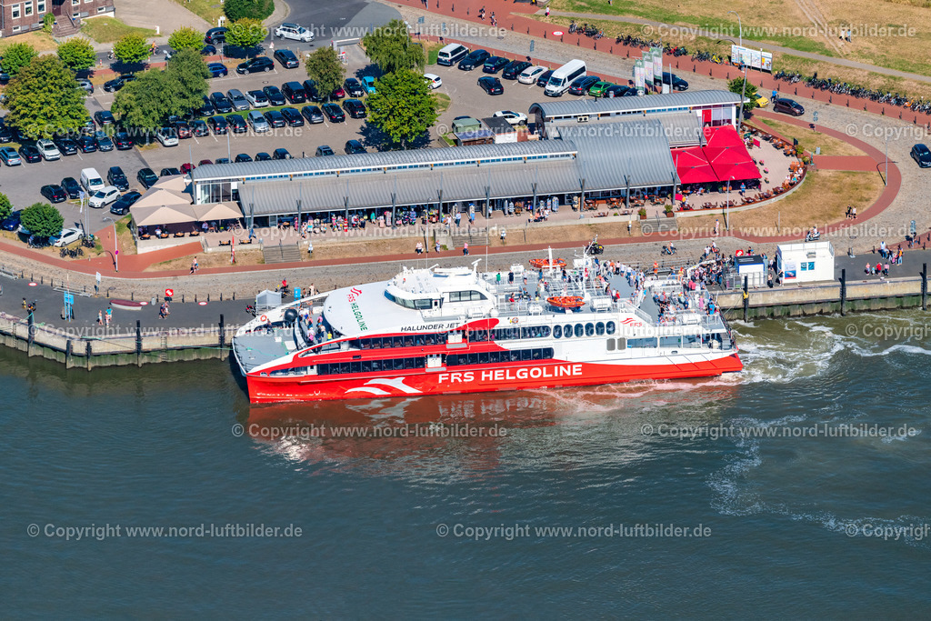 Cuxhaven_Halunder_Jet_ELS_7685130822 | CUXHAVEN 13.08.2022 Fahrt eines Fähr- Schiffes " Katamaran Halunder Jet der FRS Reederei" in Cuxhaven Hafen Alte Liebe im Bundesland Niedersachsen, Deutschland. // Travel of a ferry ship "Katamaran Halunder Jet der FRS Reederei" in Cuxhaven habour in the state Lower Saxony, Germany. Foto: Martin Elsen