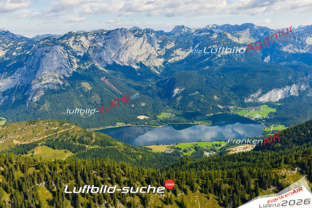 Luftaufnahme der Stadt Grundlsee - Die Luftaufnahme wurde 2025 vom UL-Flugzeug heraus erstellt ( keine Drohne ) - Hochauflösende Luftaufnahme - für professionelle Ausdrucke geeignet. Die Geschenkidee !Mit Lizenz und Bildrechte bestellbar